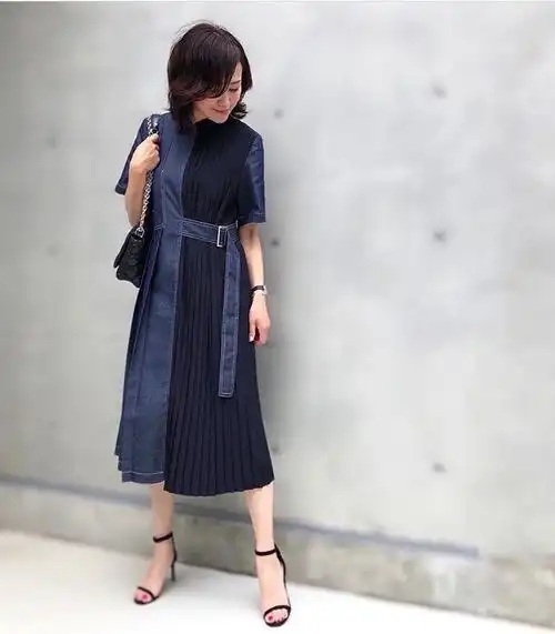 四五十岁的女人别穿老土的大妈装试试这几款连衣裙,简约又气质