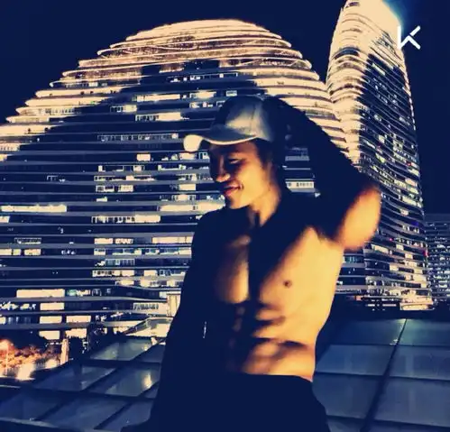 爱笑的182阳光型男,雕刻出棱角分明的胸肌人鱼线,夺健体冠军