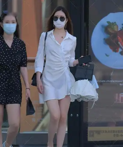 纯白礼服,给人干净整洁的感觉,腰部紧绷功能突显身材