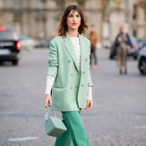 25年前老友记里穿的衣服背的包,现在还有人在抢