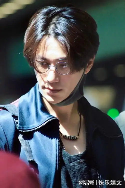 陈坤68岁老母亲陪孙子出国现身日本心情大好,无视核污染胆子大