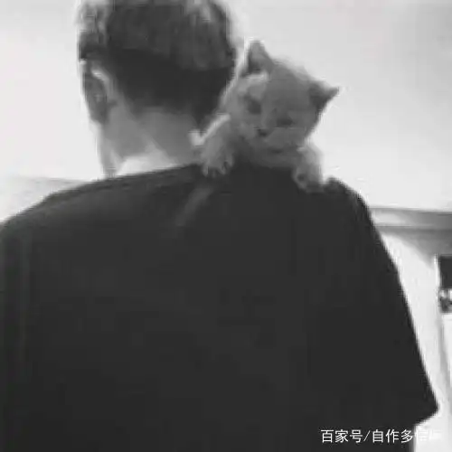 下雪男生背影头像黑白