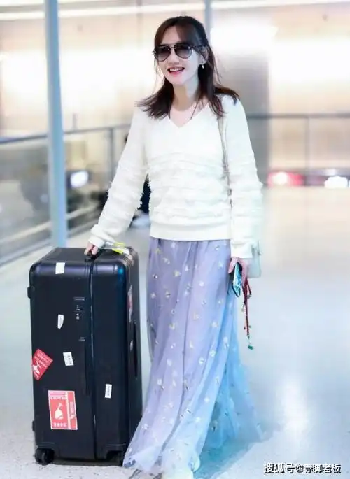 薛佳凝真的太可了,穿白系毛衣配蓝色薄纱裙,说她18岁我都信