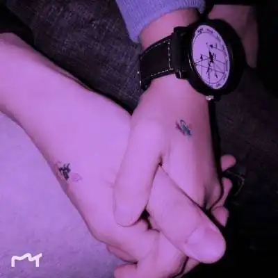 牵手情侣头像一前一后情侣牵手图片只有手