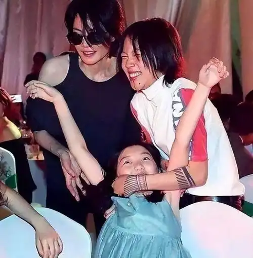 李亚鹏我那抽烟喝酒打麻将的前妻王菲,竟是世上顶好的妈妈