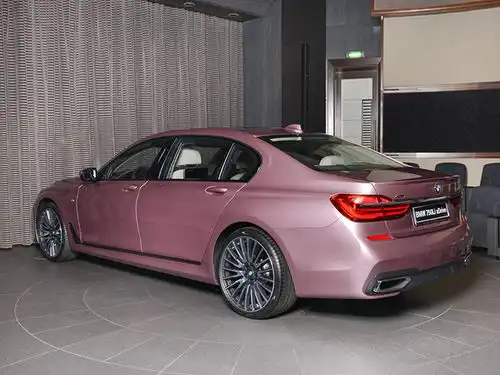 宝马7系不务正业推少女心十足的粉色定制版