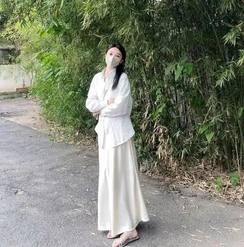 白衬衫搭配不同款式半裙,简约中透露出优雅气质