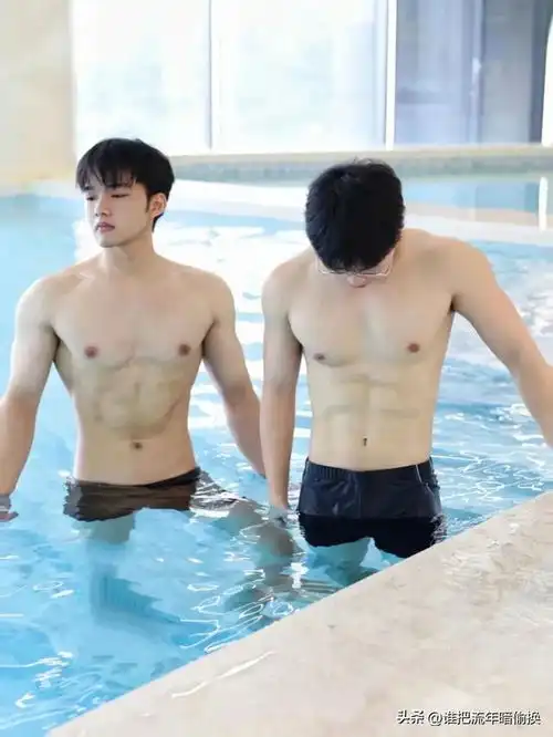 腹肌帅哥和好兄弟一起健身秀身材