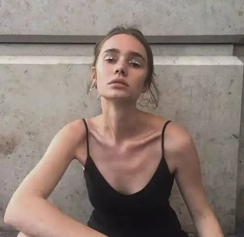 头像你和你小时候买的存钱罐挺像的又胖又没钱