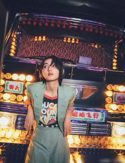 爱了,张子枫上线营业,穿绿色西装文艺感十足,网友高级枫