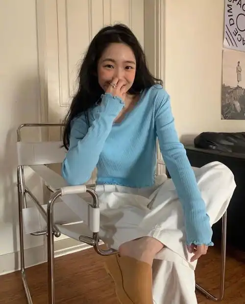 又刮起了一阵韩风,年轻女孩纷纷尝试,极简搭配法太高级