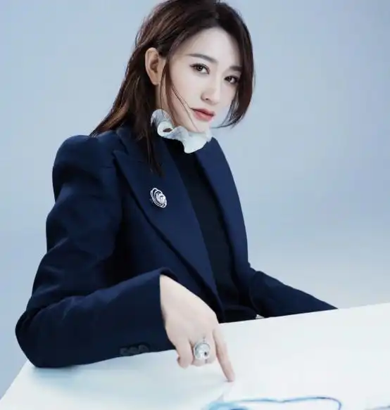 李小冉的少女颜太招人喜欢了,皮肤稚嫩,说她33都有人信