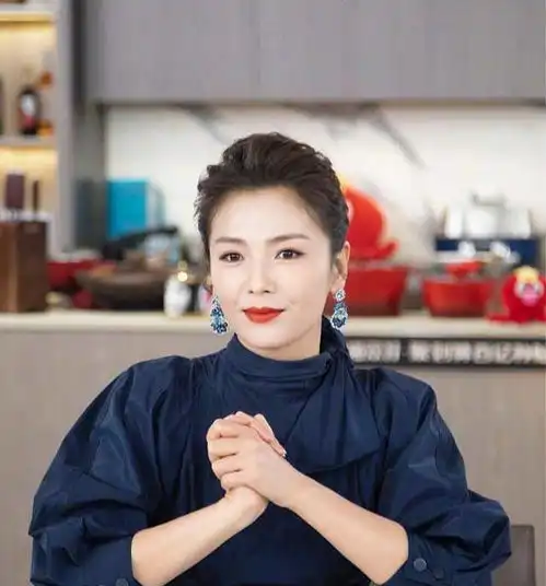 女人年过50,留什么发型显年轻试试这几款,优雅大气还时髦