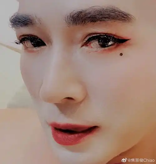 53岁焦恩俊穿女装露肩带,深夜晒图引争议,粉丝这是同一个人