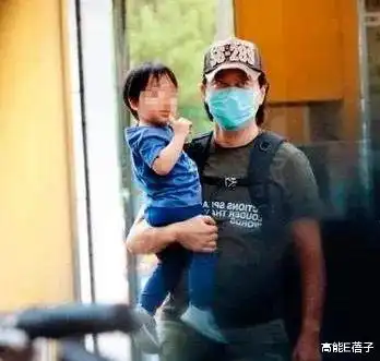 60岁庾澄庆罕见公开一家四口合照,遭网友骂到删文道歉
