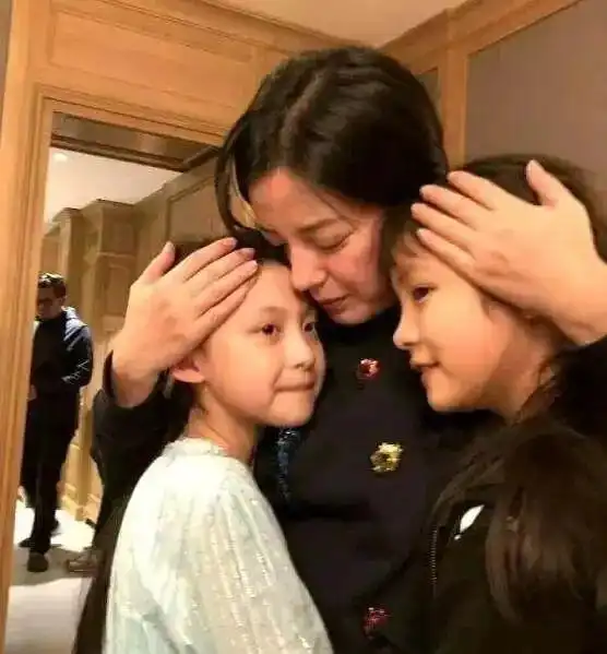 上海名媛群曝光,旧丝袜轮流穿家有女儿,务必让她明白这4点