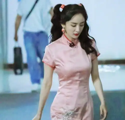 有一种极致美叫杨幂穿旗袍,大玩下衣失踪,还秀出蚂蚁腰