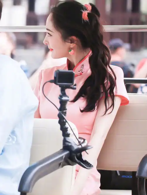 杨幂穿粉色旗袍甜美优雅,扎双马尾像20岁少女,这是人间水蜜桃吧