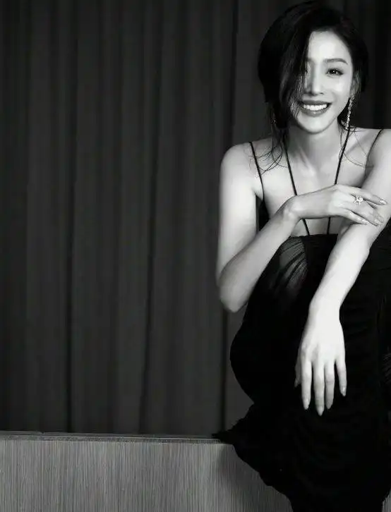 不愧是人间尤物张天爱纯欲抹胸太大胆,事业线让人挪不开眼