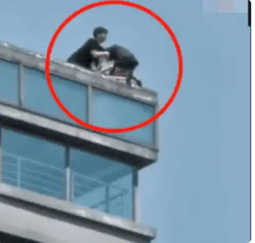 惊险重庆女子自因感情问题欲跳楼,男友跪下道歉时一把将其拽下