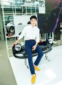 刘昊然现身米兰男装周白衬衫自然清新