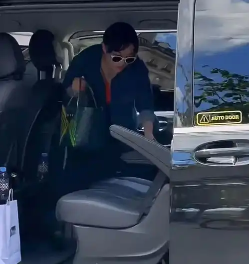 巴黎再现孙俪一家四口,邓超牵女儿手引关注