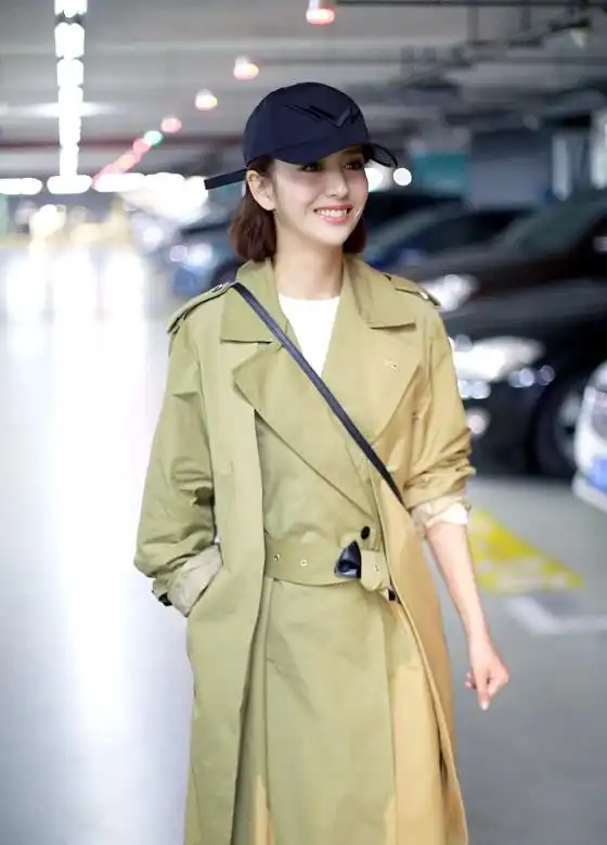 佟丽娅怎么可以这么好看随便穿个军绿色风衣戴棒球帽,干练潇洒