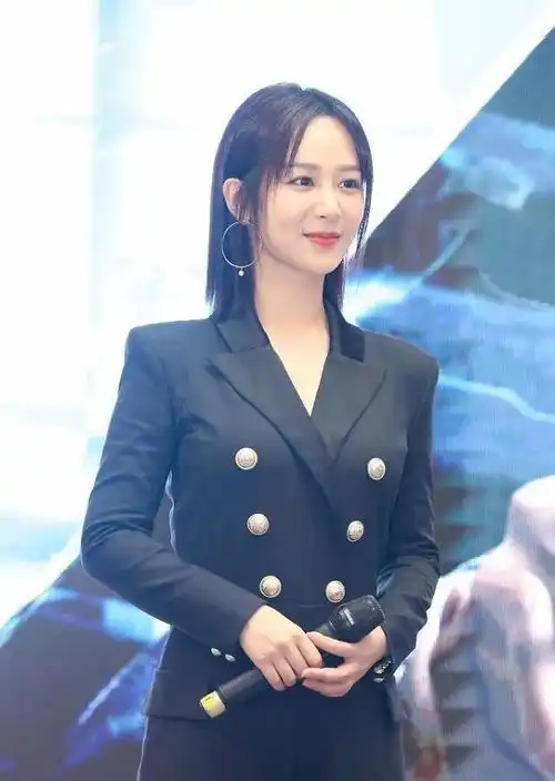 杨紫女大十八变,褪去以往的青涩少女感,西服上身真是气场又成熟