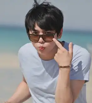 方脸浓眉大眼戴眼镜个子不高长相清秀身材瘦壮的男生,适合剪什么发型