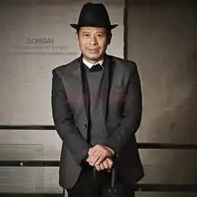 有穿着西服的中老年人的图片吗要现实中的,越多采纳的几率越大