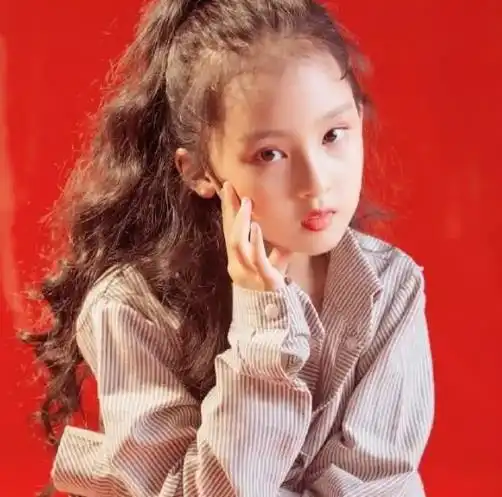 易烊千玺妹妹终于长大看到近照,这不是第二个宋祖儿吗