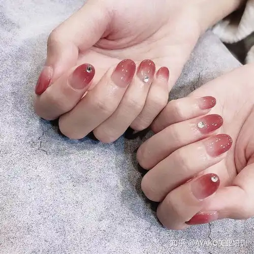 春季比较火热的几款美甲图片,显白又精致,小仙女必备