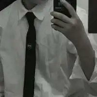 穿白衬衣用手机遮脸的男生头像