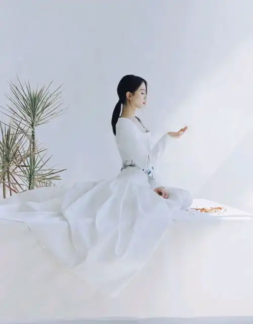 刘诗诗最新造型太惊艳穿黑色皮衣攻气十足,配波浪卷发优雅妩媚