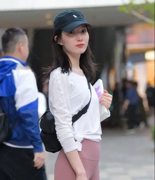 粉色瑜伽裤配白色防晒衣,清新可爱,尽显少女气质