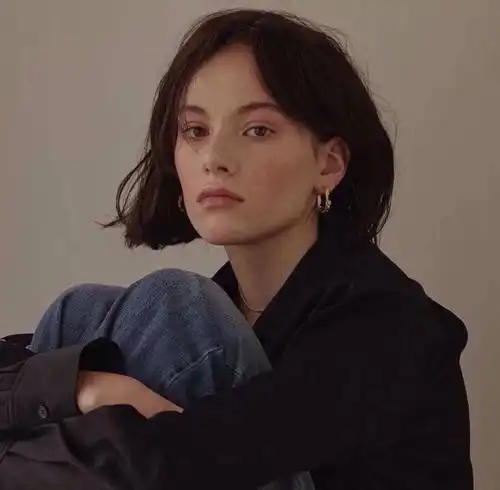 欧美女生头像自拍文案