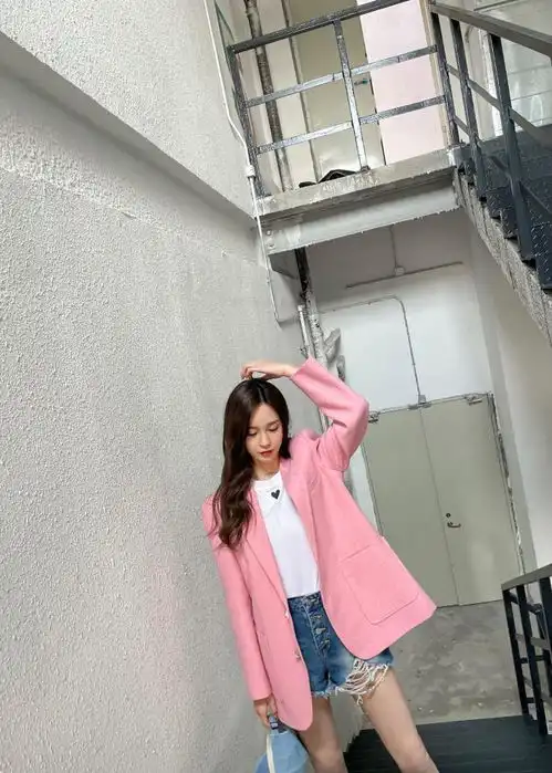 沈梦辰看国货秀展,一头脏辫配宽松卫衣,嘻哈风十足美成少女