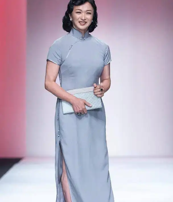 53岁金星体型完美俨然高雅贵妇人,蓝色长裙束腰手提小包,美女范十足