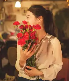 女孩手捧花的头像