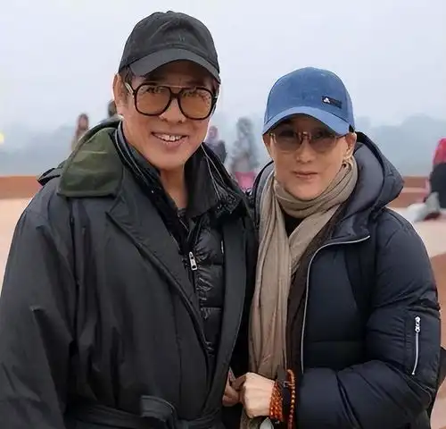 李连杰否认自己走路需要人搀扶用夸张的行为逗笑网友