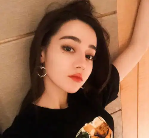 迪丽热巴有多保守穿露脐装还不忘提裙子,看清动作网友瞬间炸锅