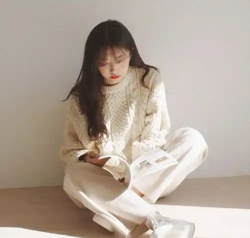 韩国女生不愧是亚洲最会穿,冬天黑色系穿搭,简约大气又高级