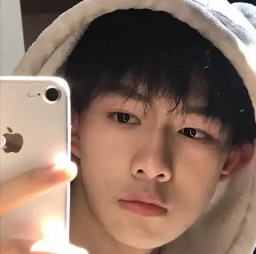 如何优雅的评论帅哥发快手就这你们也觉得他帅笑死人了我