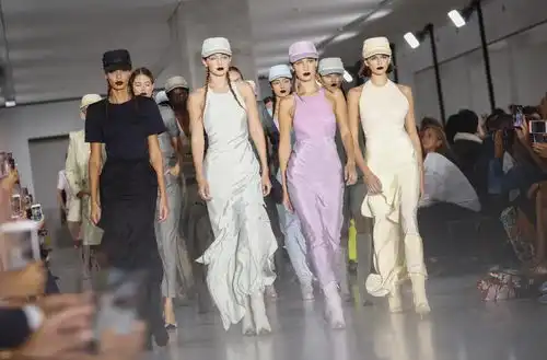 秀智blackpink带来紫色潮流比奶茶色显白有初恋感觉