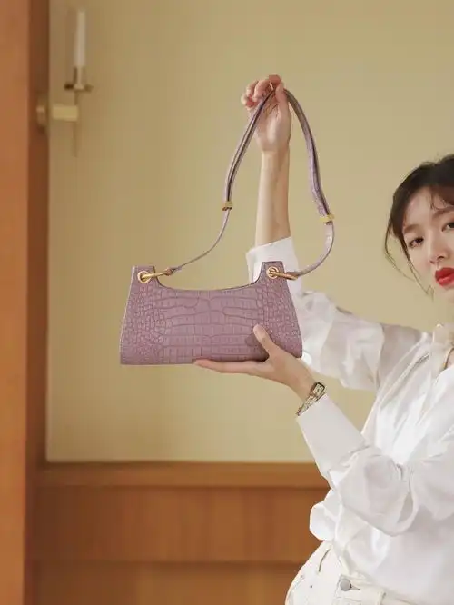 有没有好看又不是很贵的平价包包给大学女生推荐