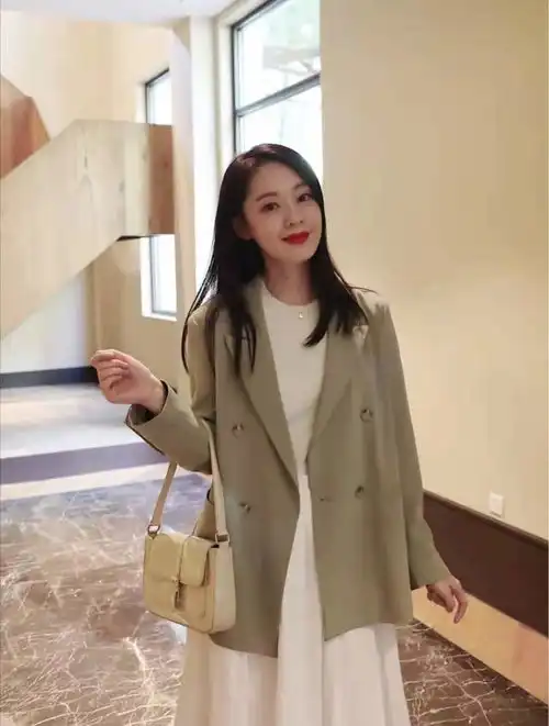 西装外套女怎么搭配裤子鞋子