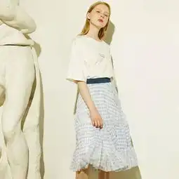 针织上衣半身裙这样搭配很显瘦