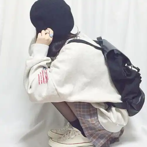 学生党可以学的的穿搭,灰白卫衣a字纹格半裙,妥妥的校园风