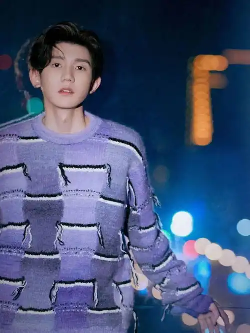 时尚造型学王源穿,散发出满满的青春气息