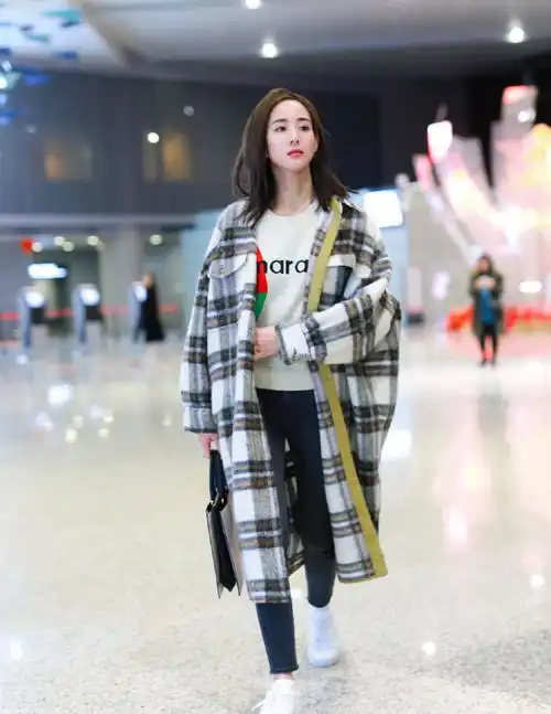 张钧甯抗冻露脚踝,穿格纹呢子外套配牛仔裤,看到衣领网友都笑了